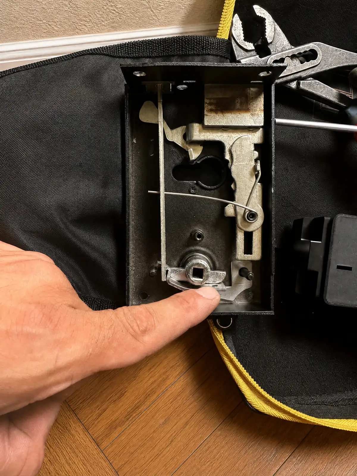 Serrurier dans le 16e : mécanisme de serrure ouvert et outils